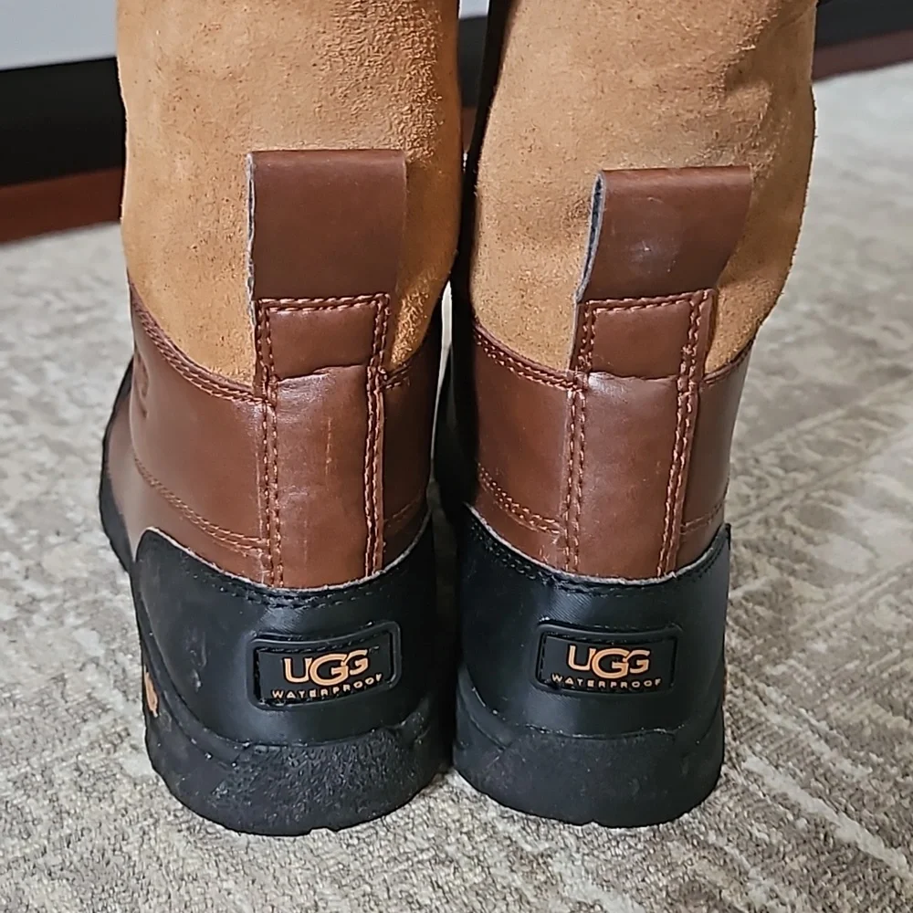 Ugg Butte boots kids size 3